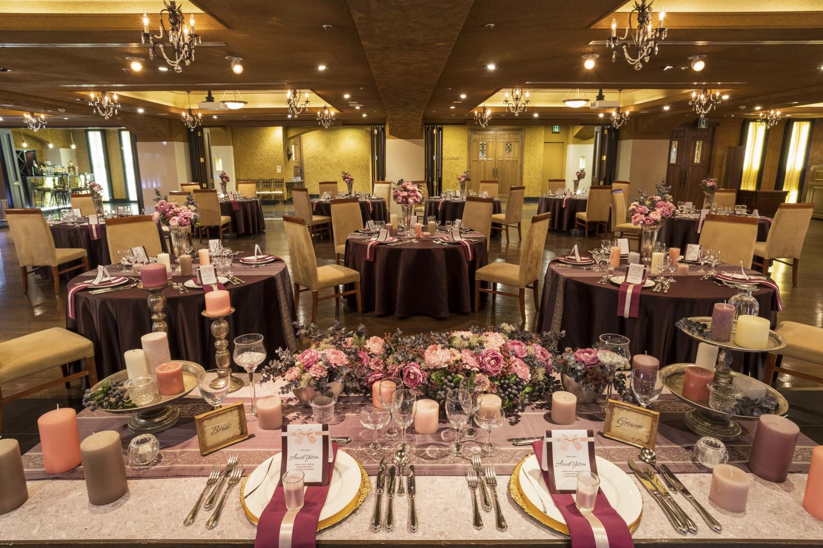 【ナヴォーナ・モンタルチーノ】イタリアのワインバーをモチーフに、バーカウンターとアンティークの調度品が装飾された大人の隠れ家的、シック＆スタイリッシュな雰囲気のパーティ会場。