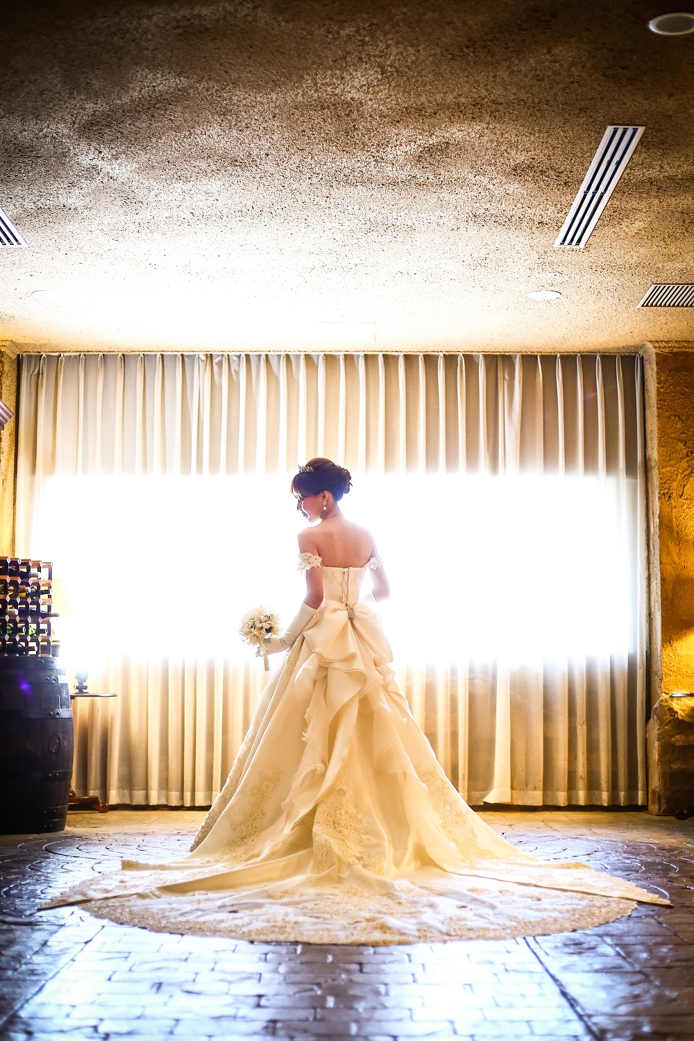 バックショットの美しいリボントレーン。オフショルダーは取り外しも可能