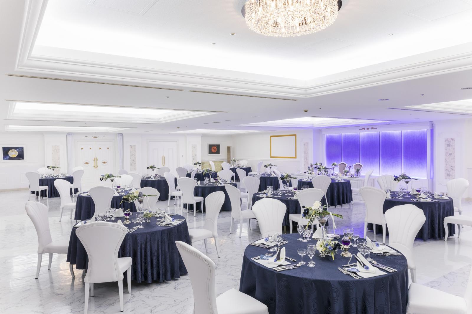 【ロワール】真っ白なパーティ会場はまるでお城の中の一室。テーブルクロス･ナフキン･装花･カラードレス選びが自分たちらしさを表現する楽しみの一つに♪