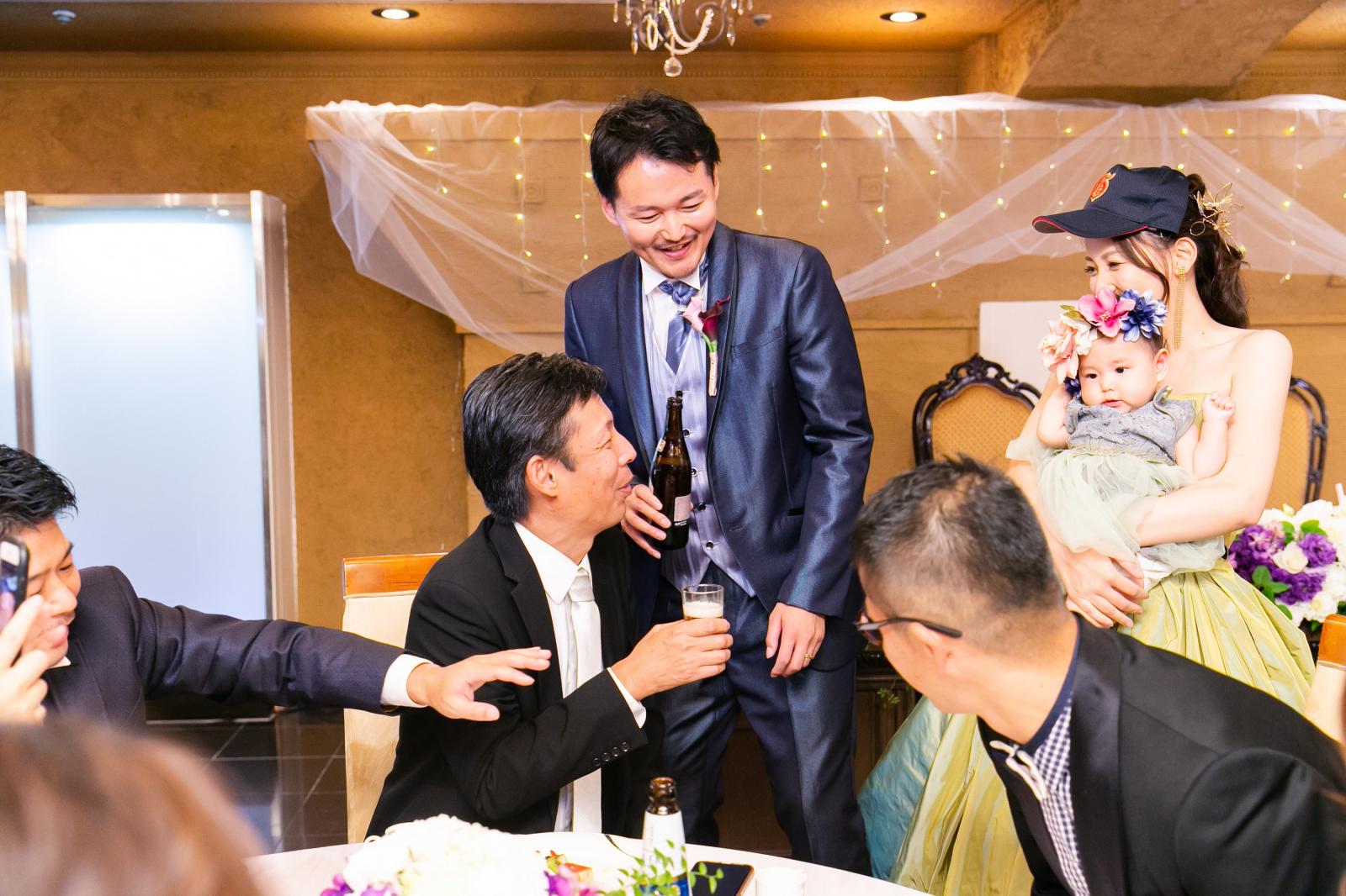 お子様も一緒にお色直し入場。お子様と新郎新婦3人ともが主役。