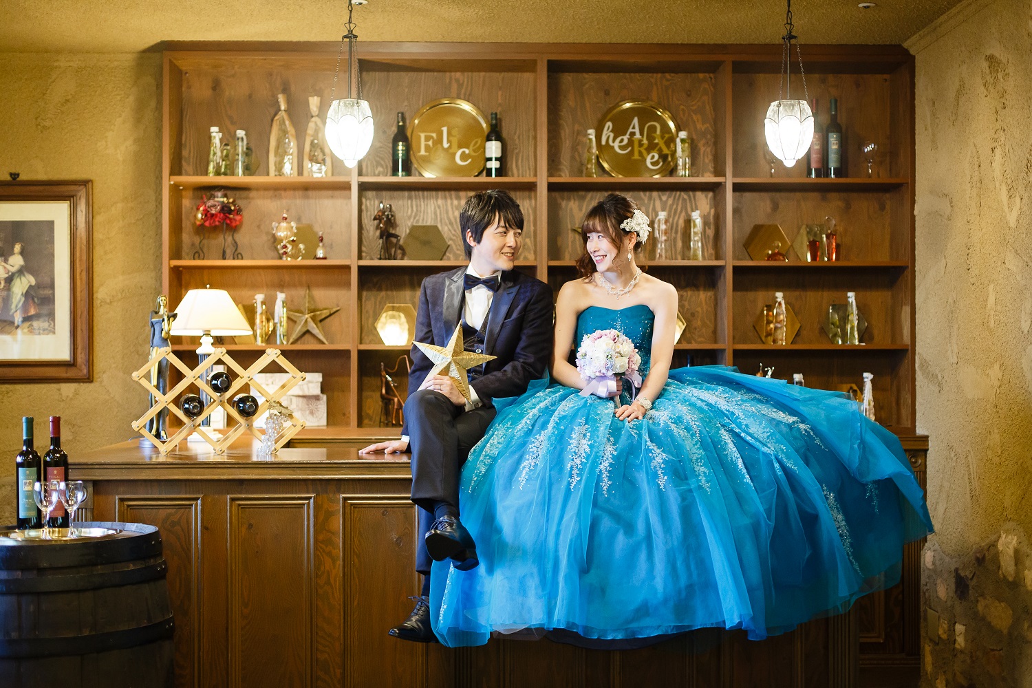 まるで夜空に星を散りばめた様なグリッタードレス。星をテーマに結婚式を作り上げてみるのはいかがでしょう