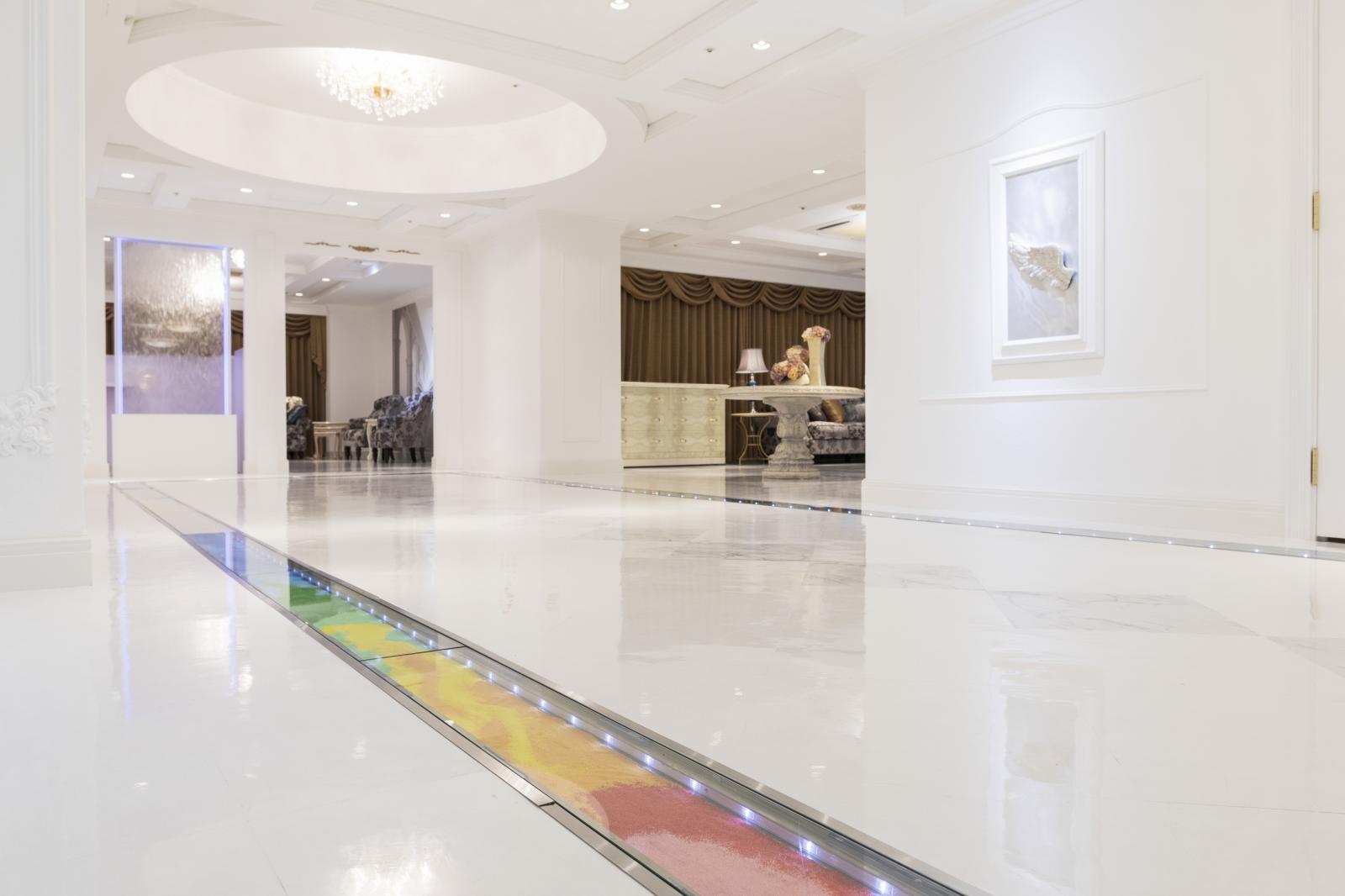 エレベーターの扉があいた瞬間にチャペルの荘厳さから一転する雰囲気にゲストから感嘆の声が