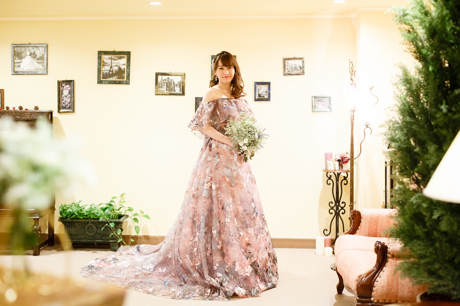 季節を問わないレースを重ねた軽やかなアンティークローズのカラーにオフショルダーが人気