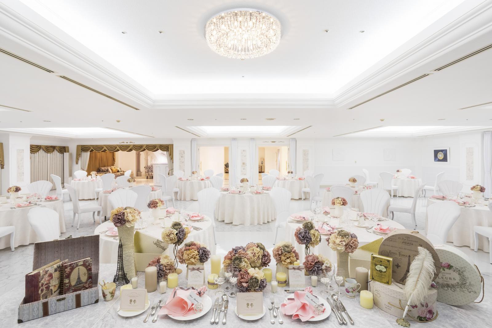 テーブルクロスや装花を変えるだけで大人っぽくも可愛らしくもコーディネイト出来る！