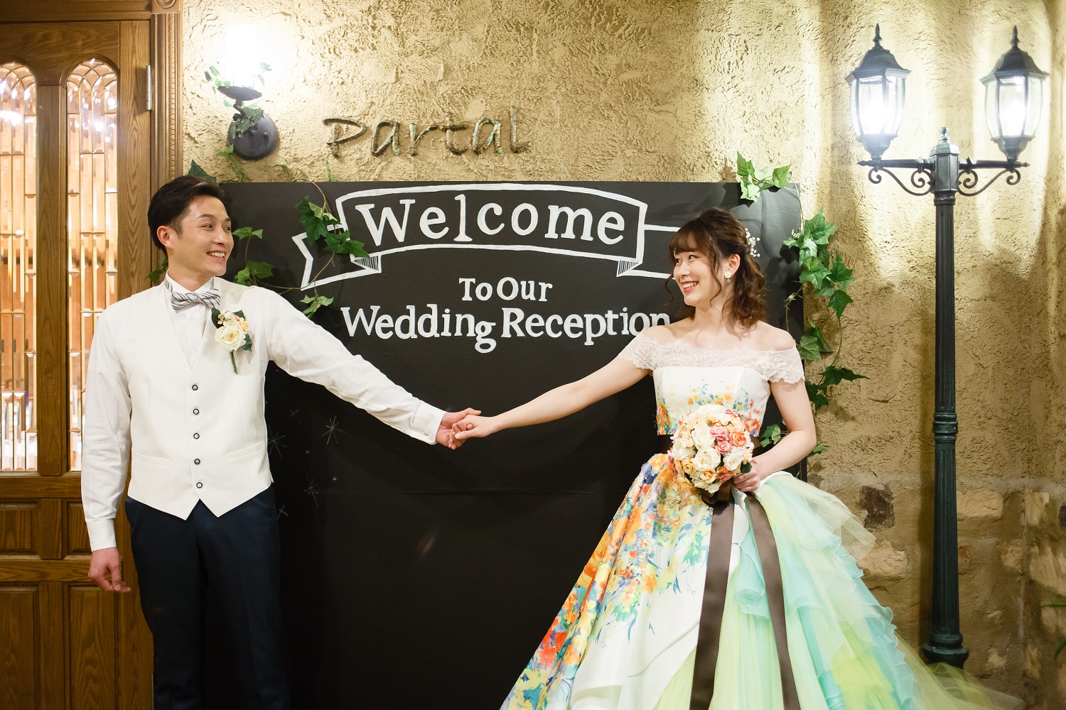 新郎さんもベスト＆タイチェンジをして、パーティの後半はゲストと一緒に盛り上がろう♪