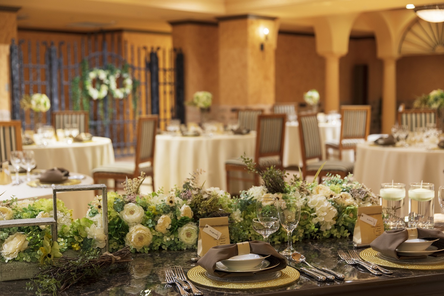 【パルタール】温かみのあるバレンシアオレンジのパーティ会場はアットホームな雰囲気のカジュアルパーティがおすすめ！新郎新婦とゲストの距離感も近く会話も弾む♪