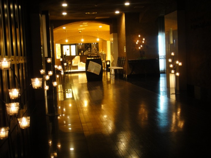 チャペルからの雰囲気をそのままに、ロビーもキャンドル装飾でロマンティックに。