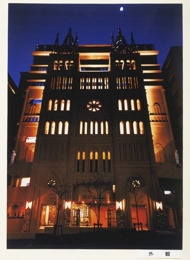 夜にはライトアップされる外観