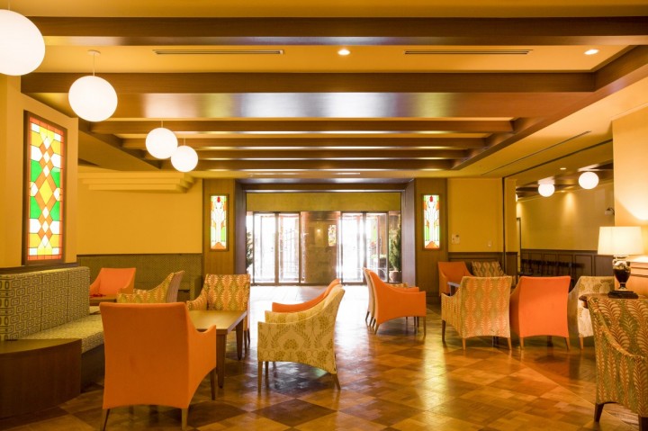 暖色系のソファーを配置し、モダンレトロなゲスト待合室