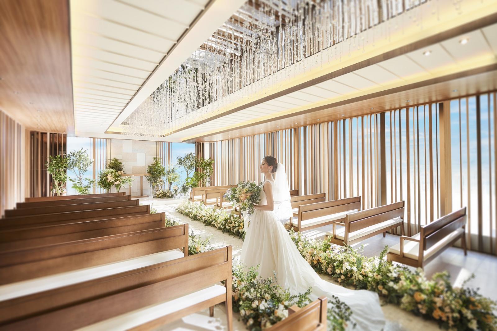 2面窓から光が射し込み、木の温もりに包まれた香り高く上質なチャペル 。オリジナルの挙式演出もご用意。