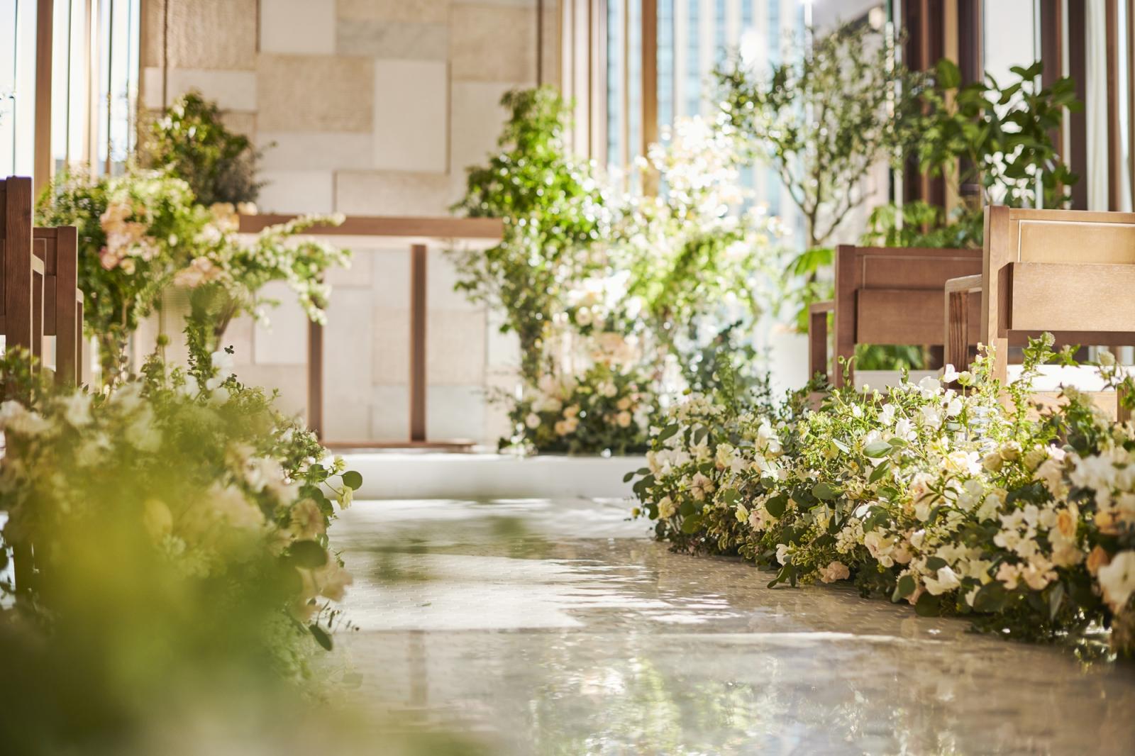 チャペルフラワーも専属のフラワーコーディネーターと相談して思い通りの空間に。