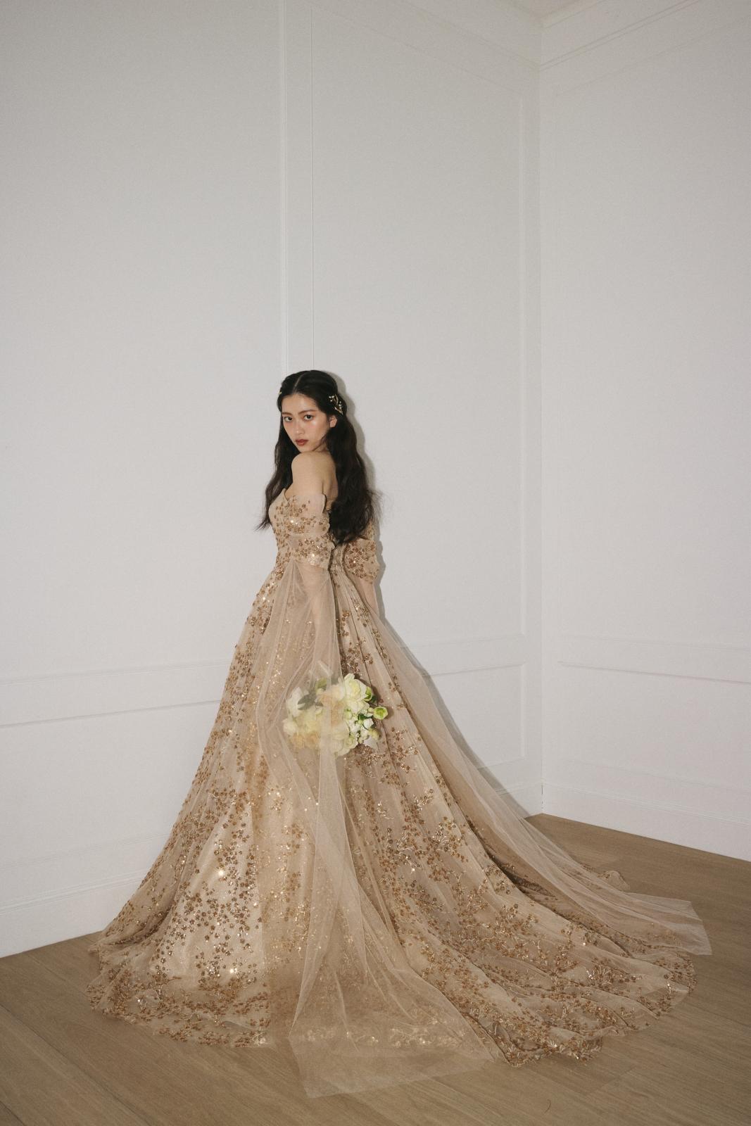 煌めきと透明感を重ねた装いが、凛とした華やかさを引き出す