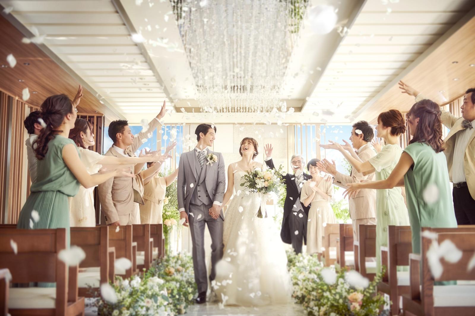 光があふれるチャペルで、ゲストの祝福とフラワーシャワーに包まれて