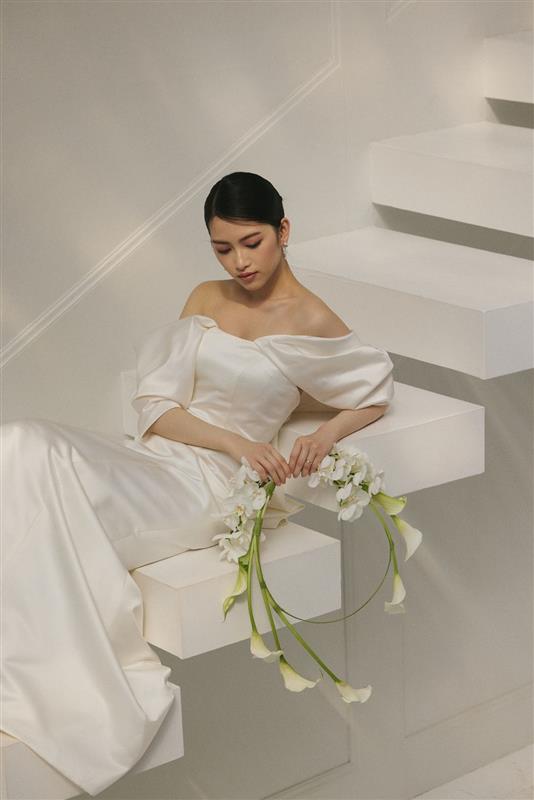 しなやかな生地が美しく流れる、上品で洗練されたドレス。