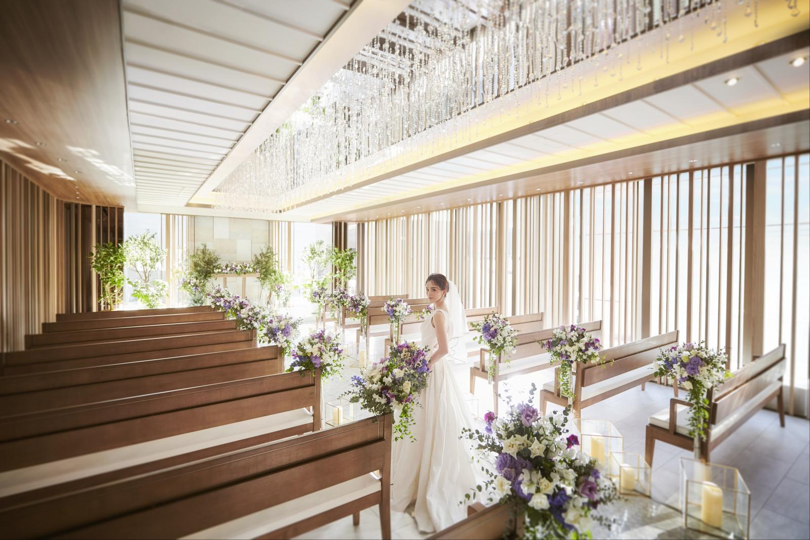 1つひとつの木の素材にもこだわった木目調デザインが個性的なチャペル。挙式当日には香りの演出も＊