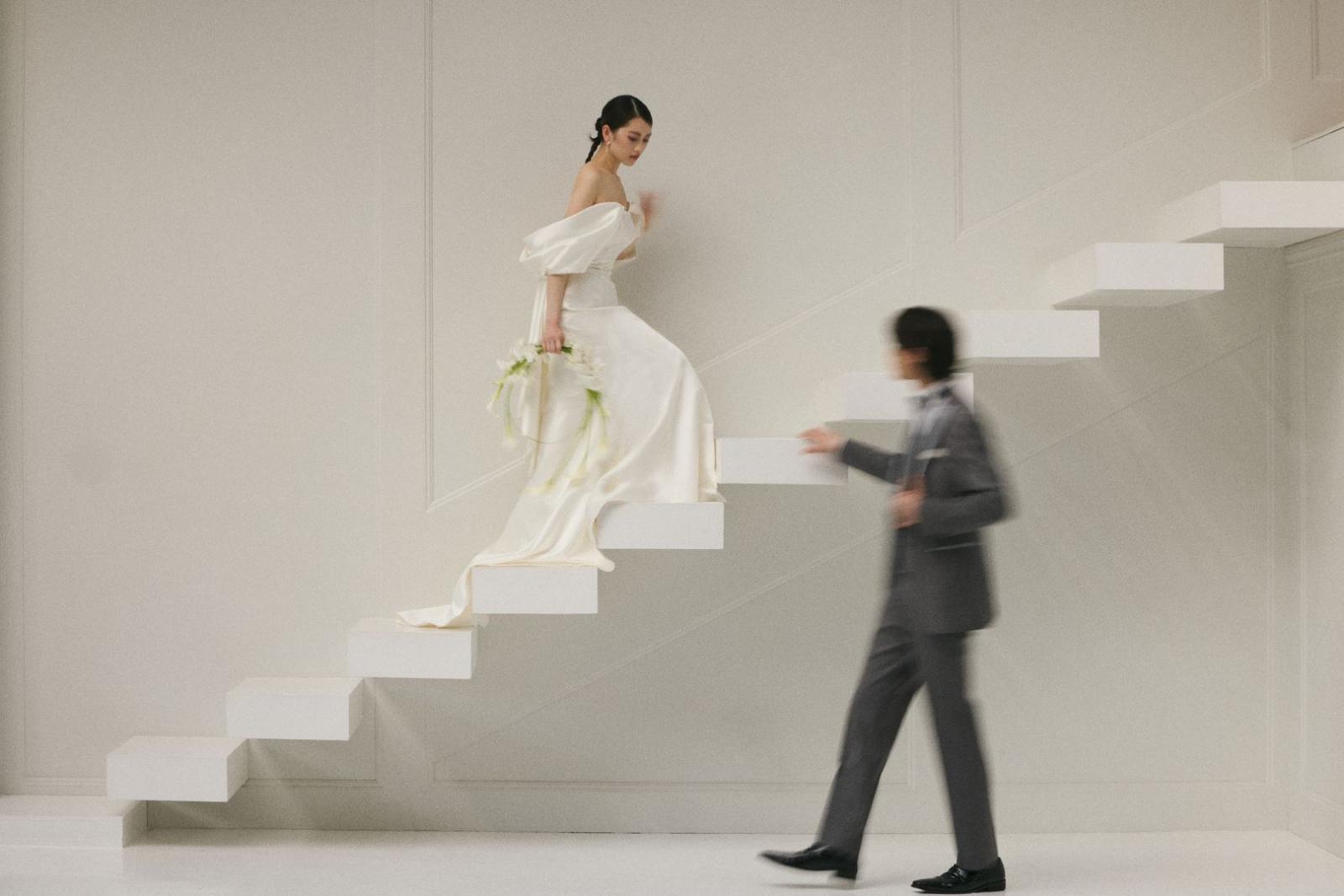 柔らかなドレープと計算されたシルエットが、上品でモダンな花嫁を演出