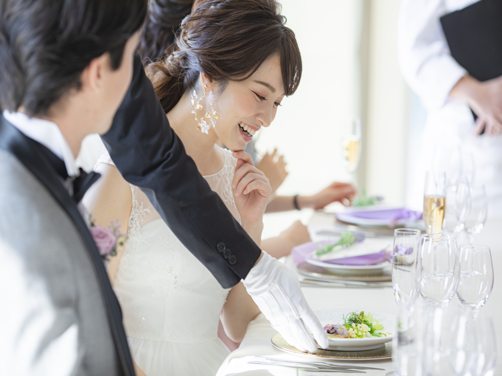 キッチンときめ細やかな連携を図るサービススタッフ。出来立ての瞬間をゲストにお届けする