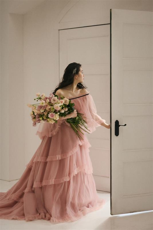 くすみピンクと軽やかなティアードが魅せる、大人可愛い旬の一着