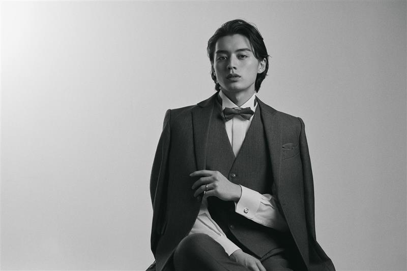 洗練されたシルエットが引き立つ上質なフォーマルスタイル