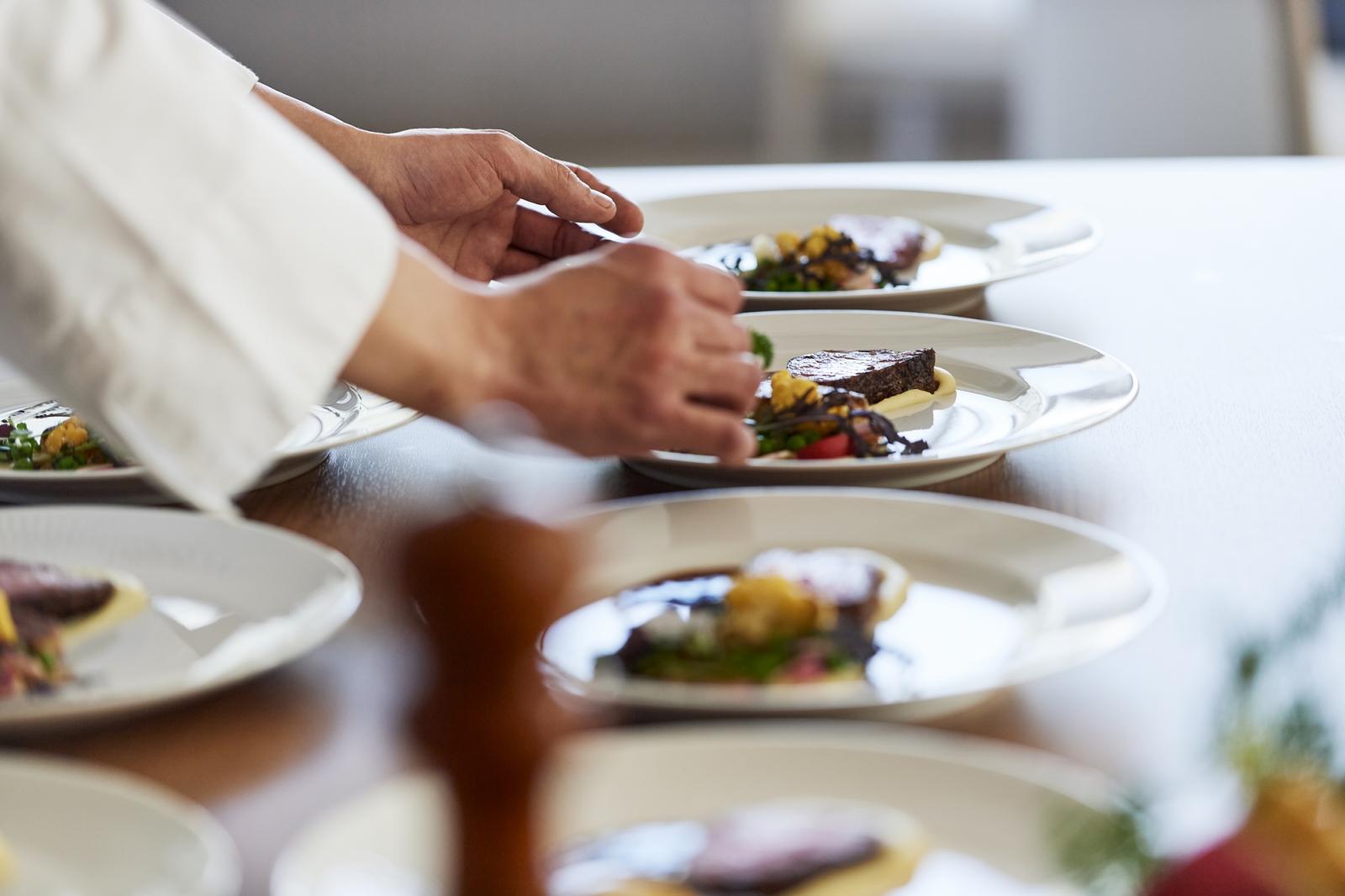 シェフのパフォーマンスを間近で感じる演出も人気