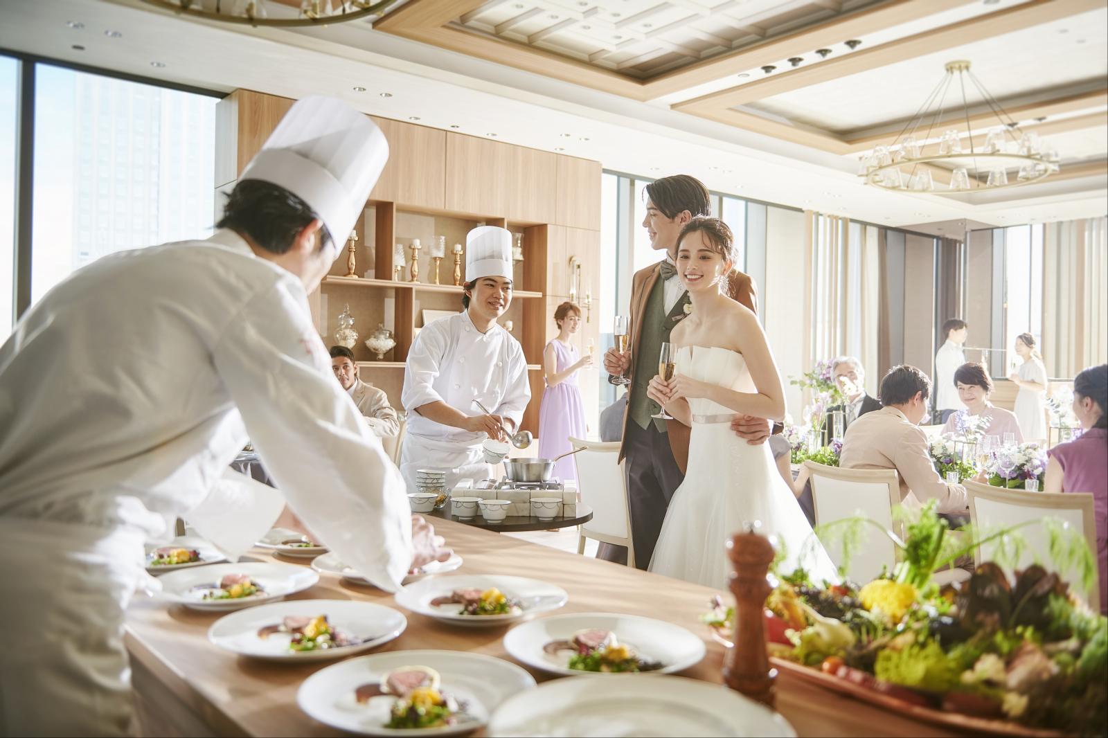 東京のランドマークを望む景色が広がる披露宴会場で隣接キッチンから提供する熱々の料理を