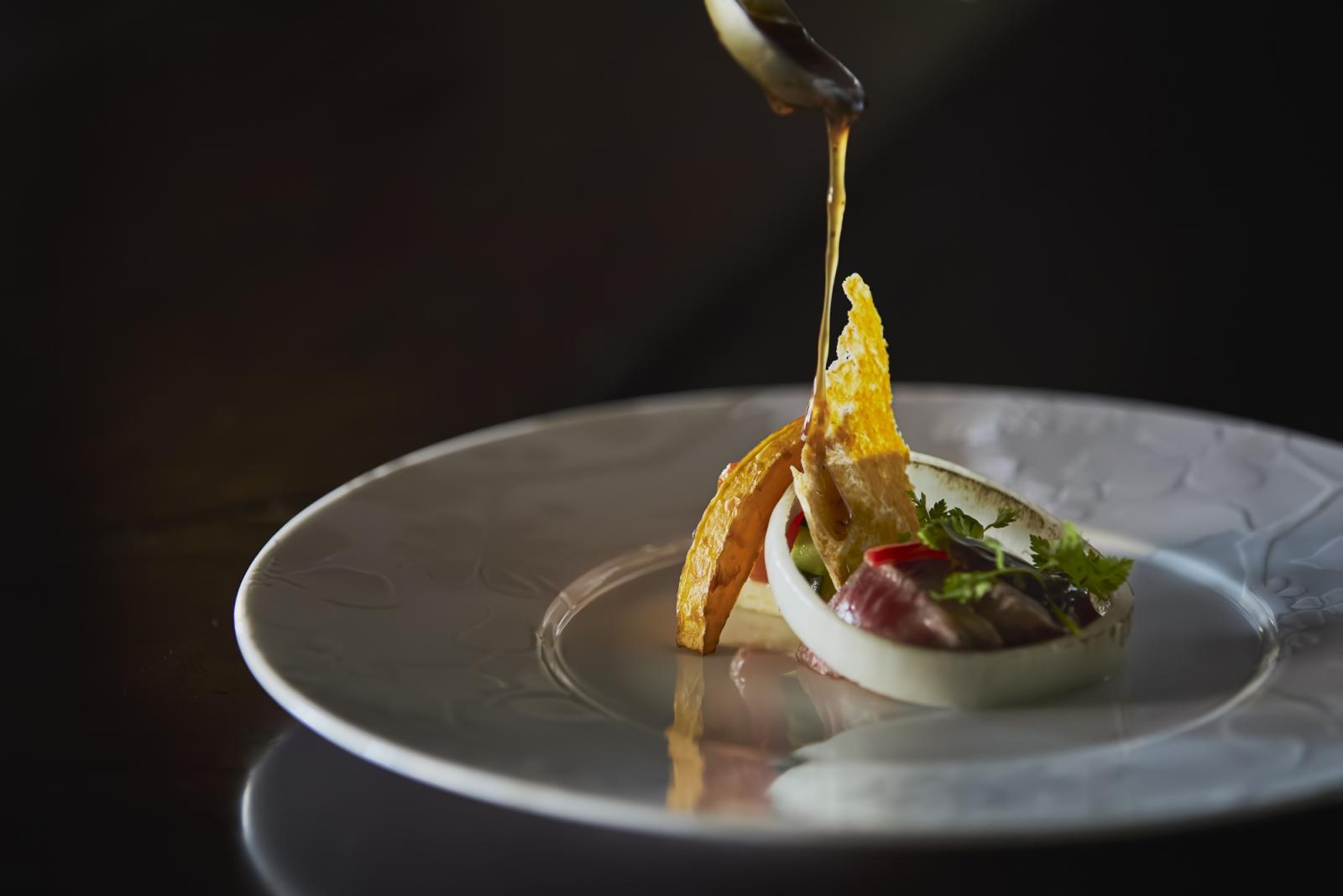 ＜素材を活かすソースは、時間をかけて丁寧に取った出汁やフォンを使用。旨味が凝縮された奥深い味わいに