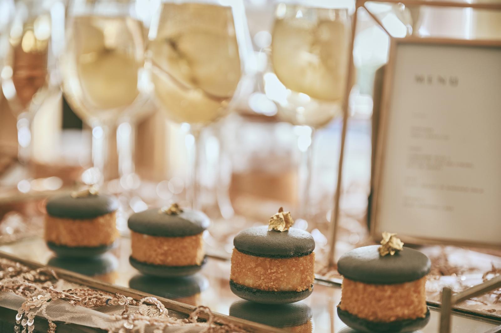 待合ロビーではウェルカムドリンクと一緒に一口サイズのフィンガーフードやスイーツを用意してお迎え