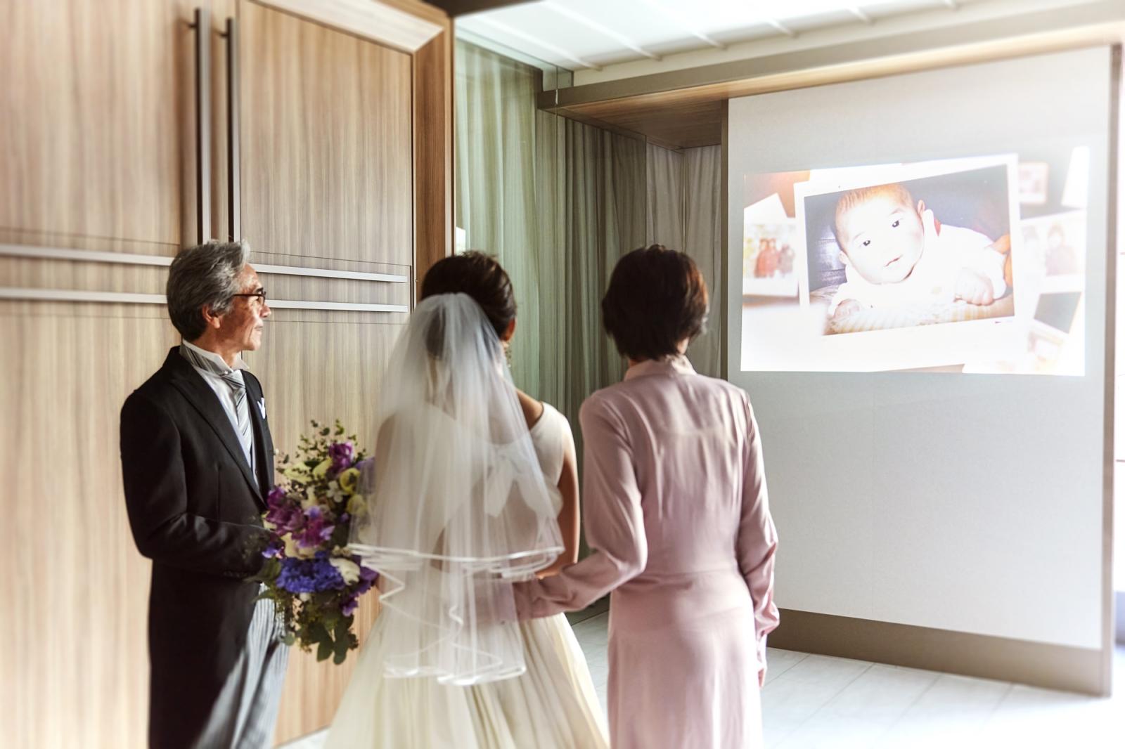 挙式前には感謝を伝えるショートムービー上映を