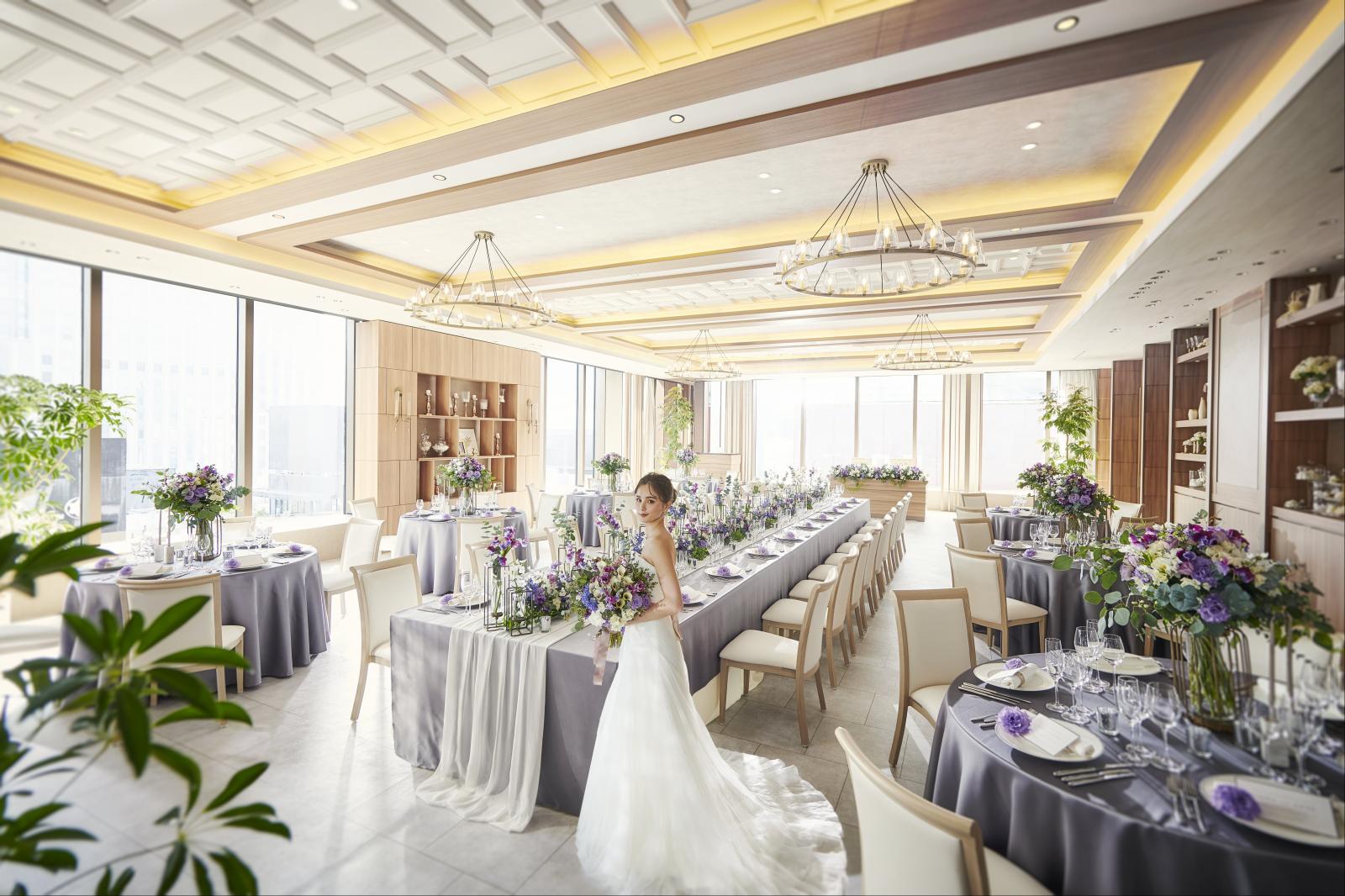 高層階に位置するパーティ会場にはたくさんの自然光が射し込む。