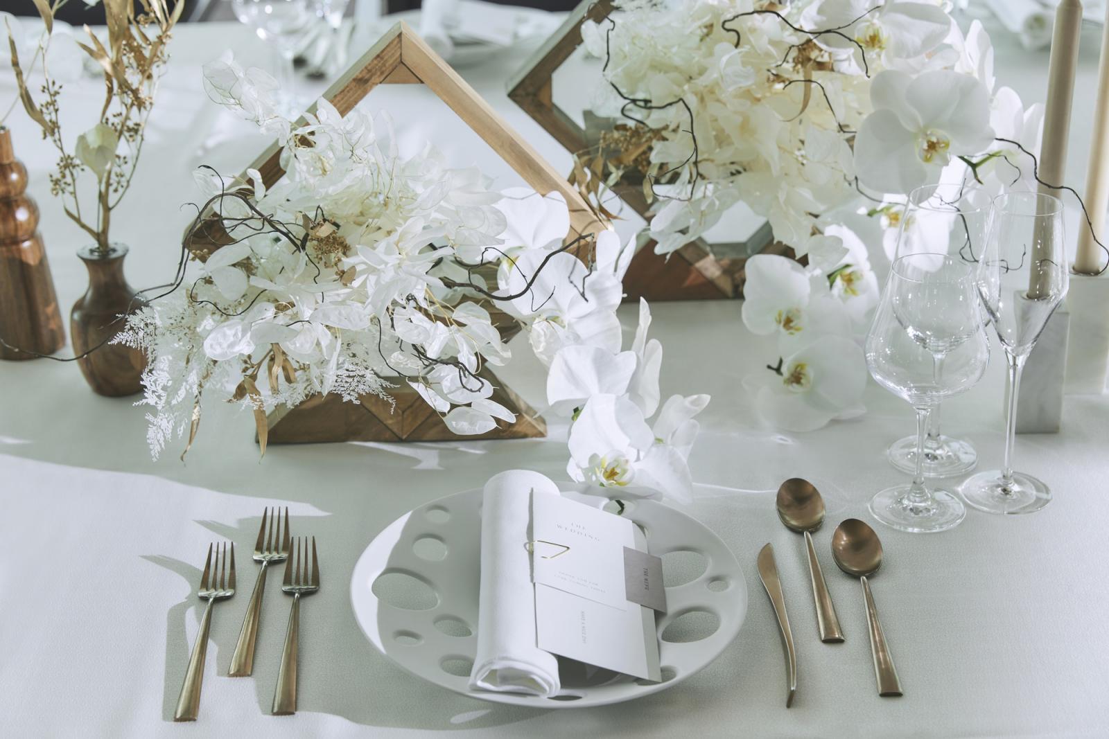 色味はシンプルにまとめつつも大ぶりの花びらが華やかさを演出してくれる