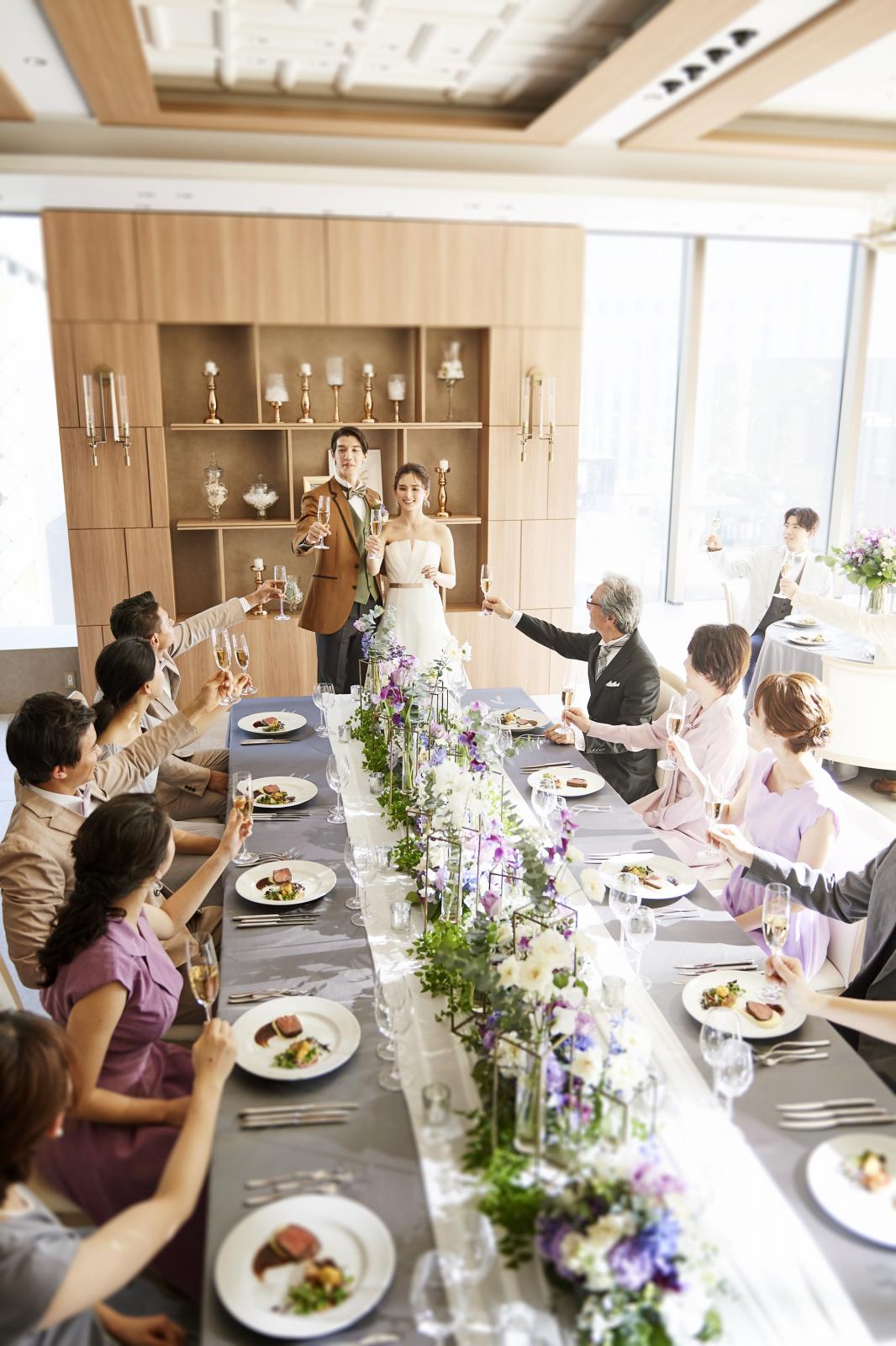 一緒に食事や会話を楽しめる「晩餐会スタイル」はアットホームな雰囲気を好むおふたりにオススメ