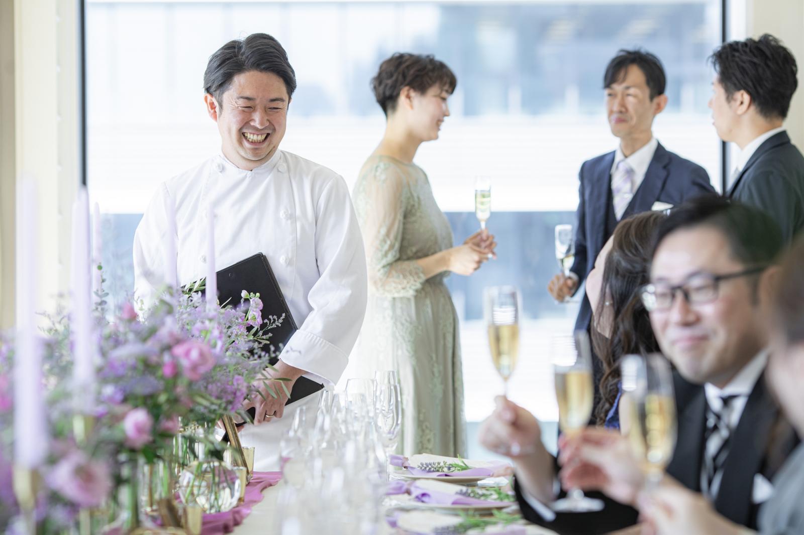 シェフ自らが料理について説明することも。こだわりの食材の産地や調理法を聞くと料理への期待も一層高まる