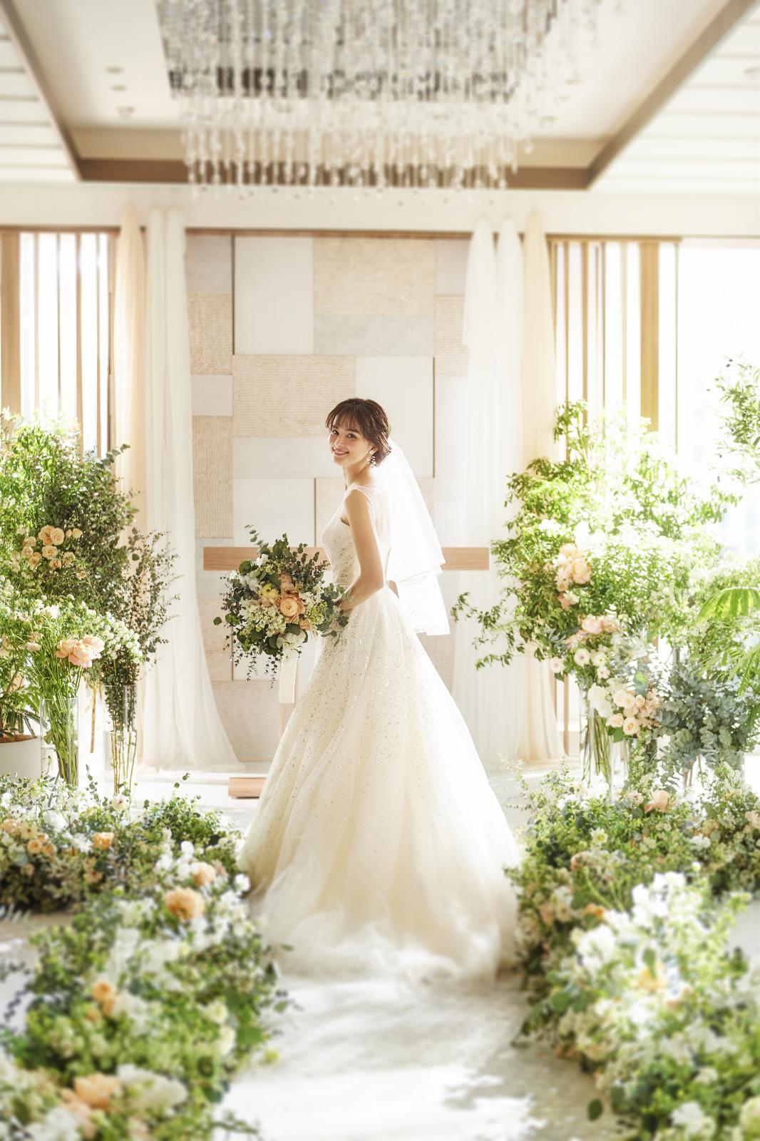 木目のオリジナルデザインが印象的なチャペル*横から差し込む明るい自然光がドレス姿を美しく映す