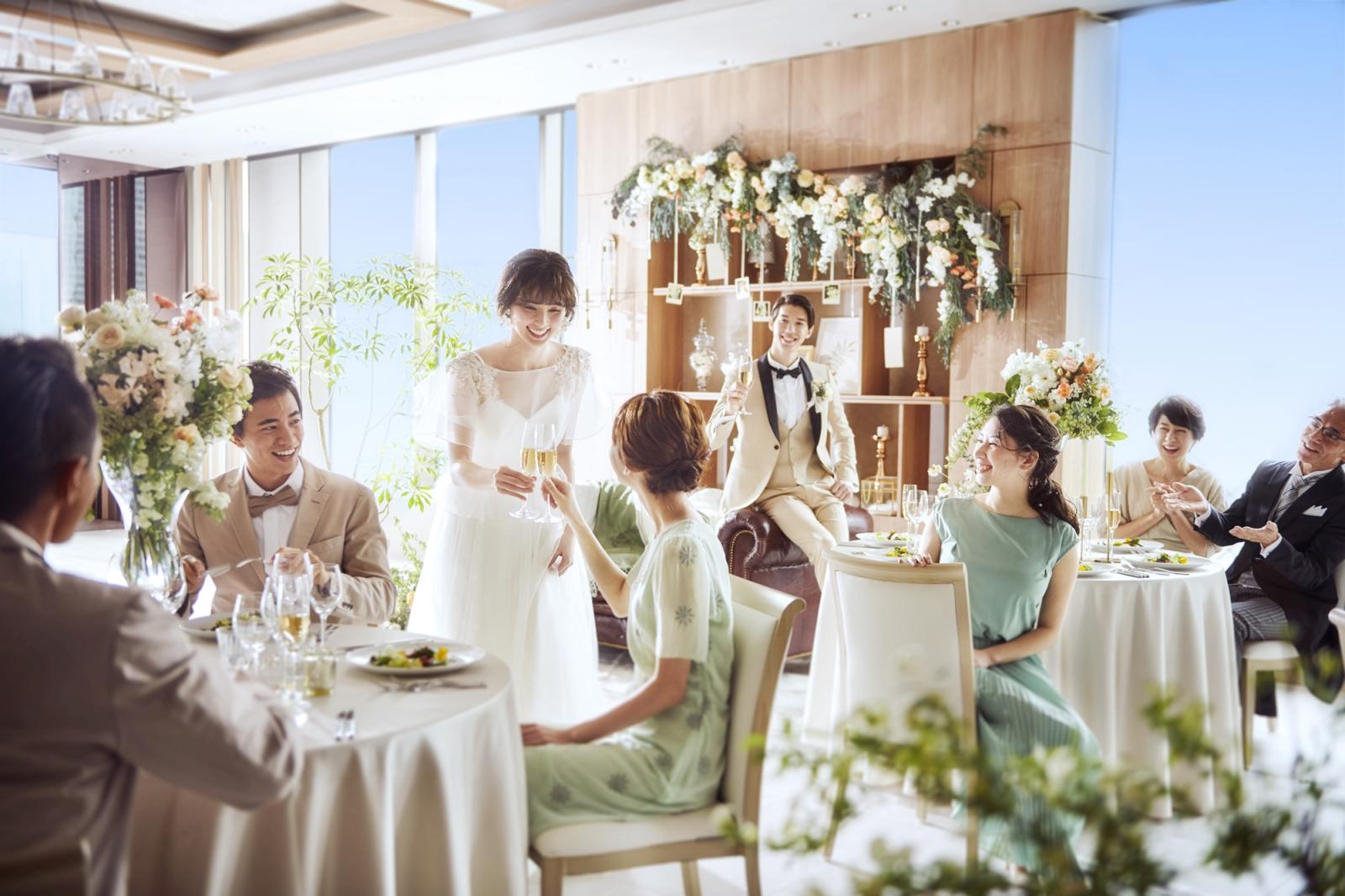 のおもてなしと自由な装飾が叶う設備も備え、ゲストもおふたりも楽しめるパーティに