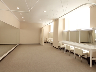 自由に使える更衣室もご用意。ご希望があればヘアセット・着付も当館スタッフでお手伝いさせていただけます