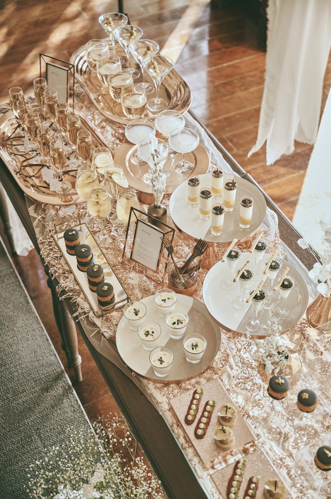 待合いにも大きな窓があり明るく開放的な雰囲気。ウェルカムドリンク＆フードを用意してゲストをもてなそう