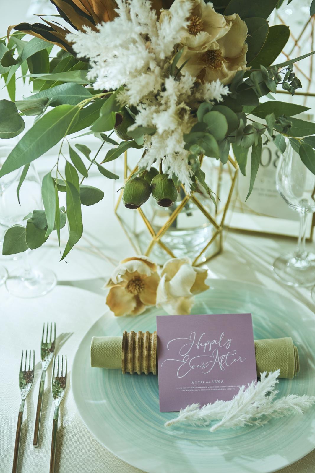 席札や小物、シフォンなども使いテーブル周りをアレンジしていく