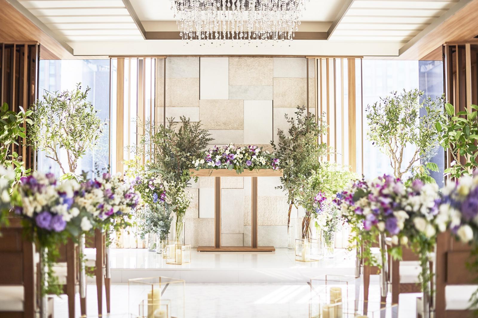 シンプルモダンな挙式会場だからこそ、多彩なコーディネートが叶うので、お好みの空間を演出◎