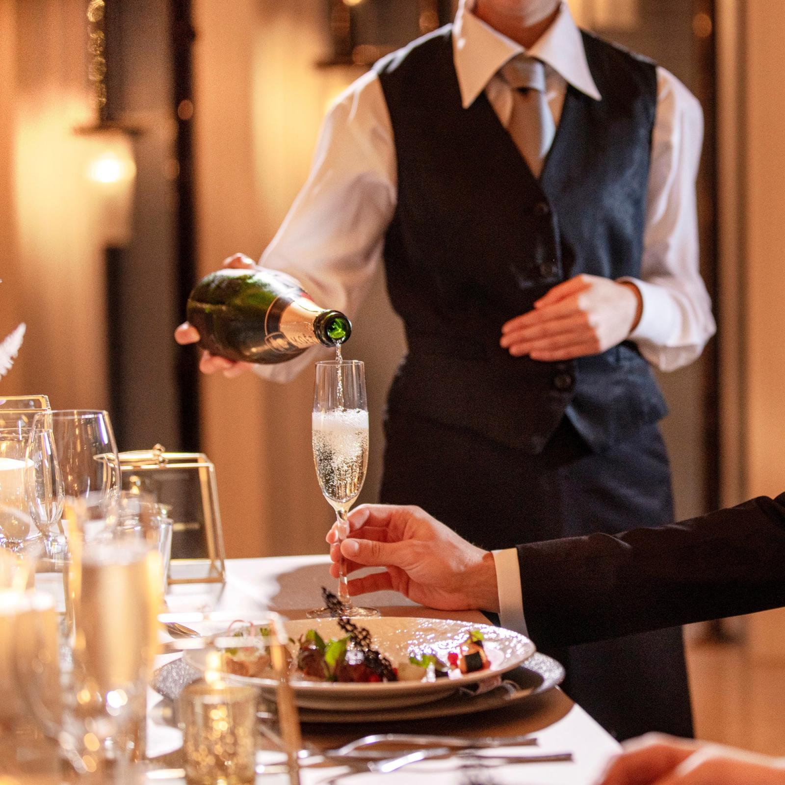 上質なパーティにかかせない洗練されたおもてなし。経験豊富なスタッフが二人に代わってゲストをもてなす