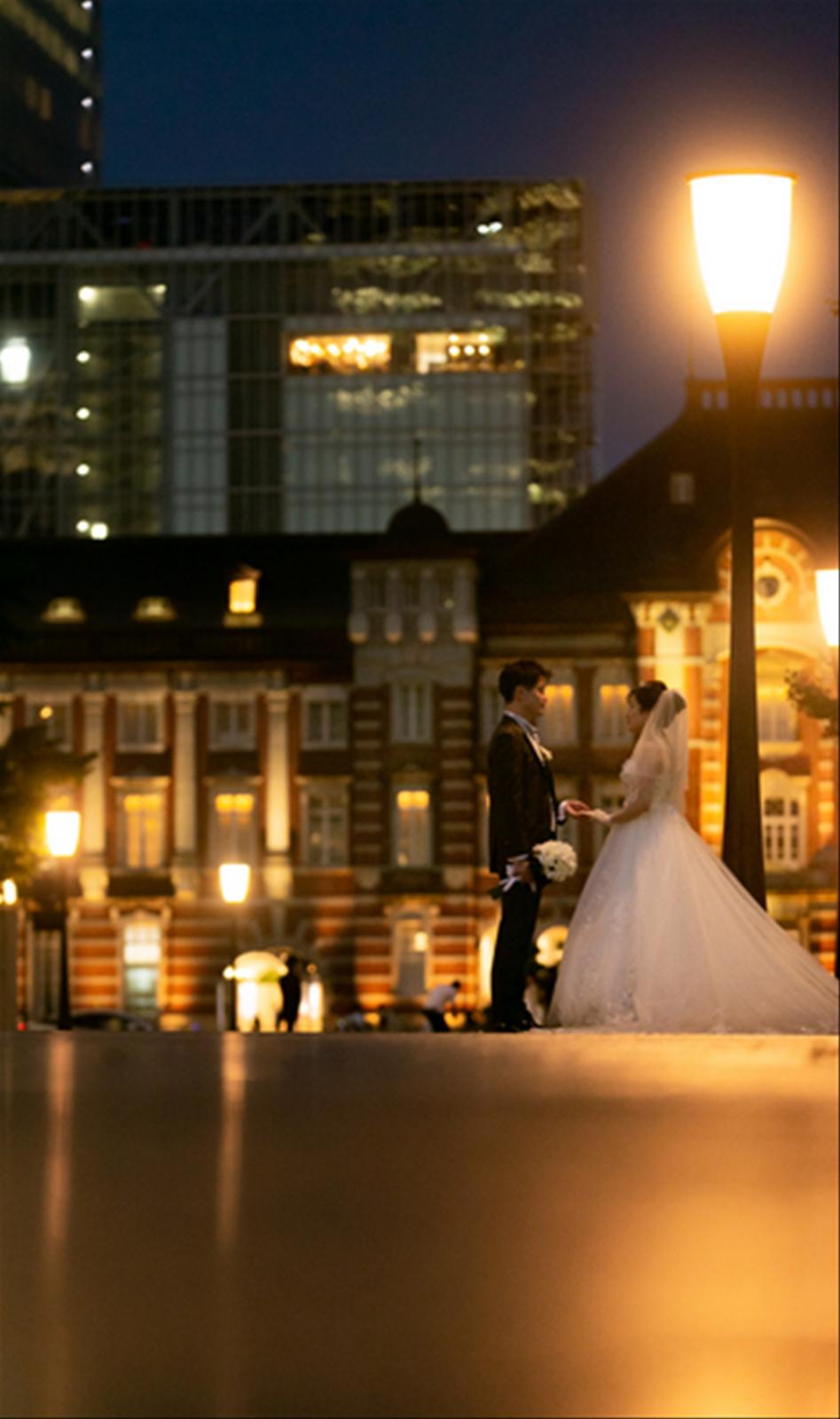 大人っぽくスタイリッシュな前撮りが叶う東京駅。都会と自然のバランスが良くトレンドの撮影スポット