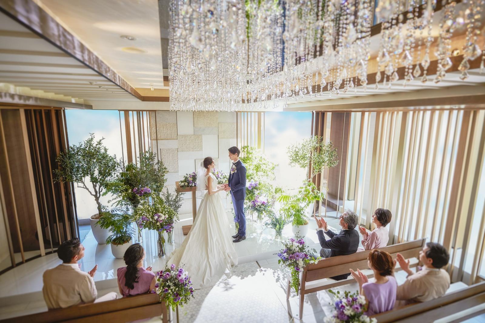 自然光溢れるチャペルに純白のウエディングドレス姿が際立つ