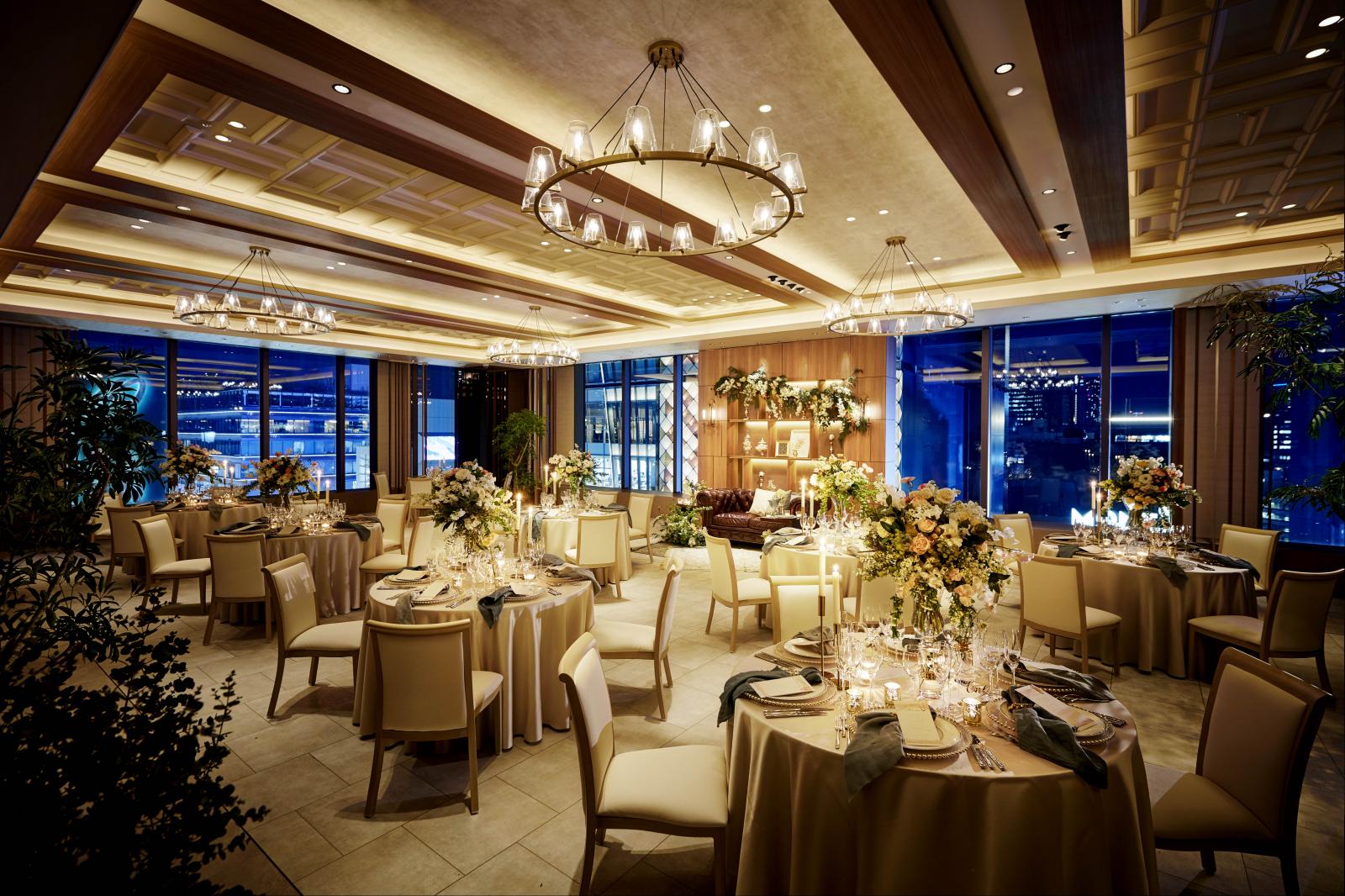 3面窓の奥に広がる東京・銀座のライトアップした街並み