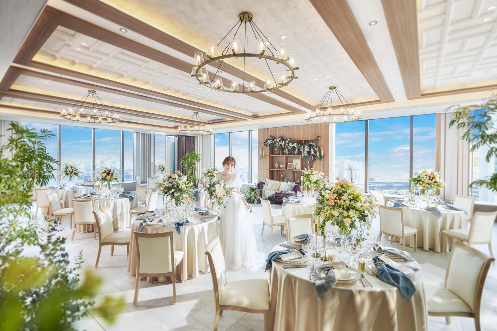 3面窓から射し込む自然光を活かしたナチュラル×シンプルモダンなパーティ会場は隣接キッチン付き