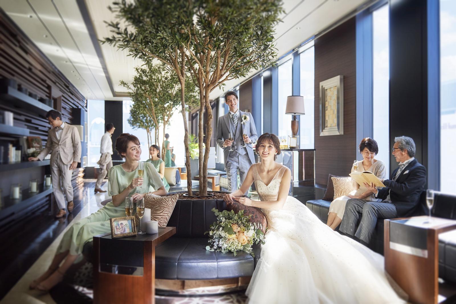 ワンフロアはゲストもゆったり過ごせるロビー・親族控室・御着替え室など完備。付帯設備の充実している当館