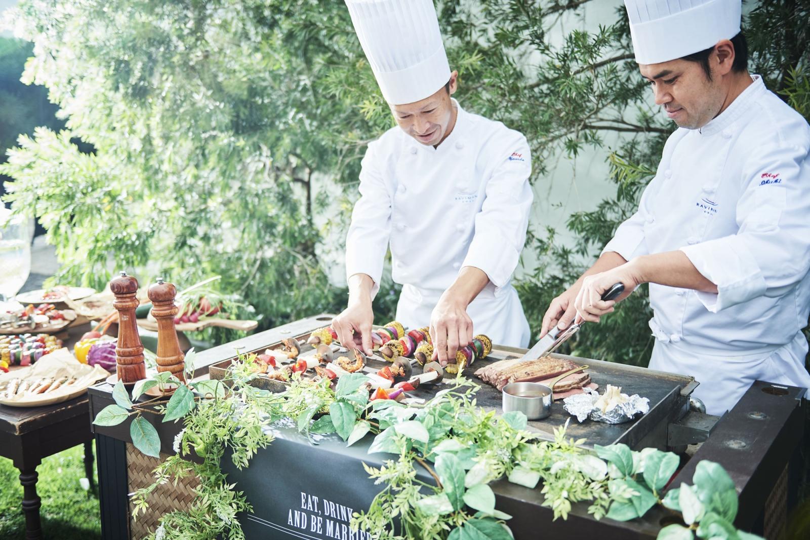 シェフが目の前で焼き立てをご提供する、開放感のあるガーデンでのグリルビュッフェ