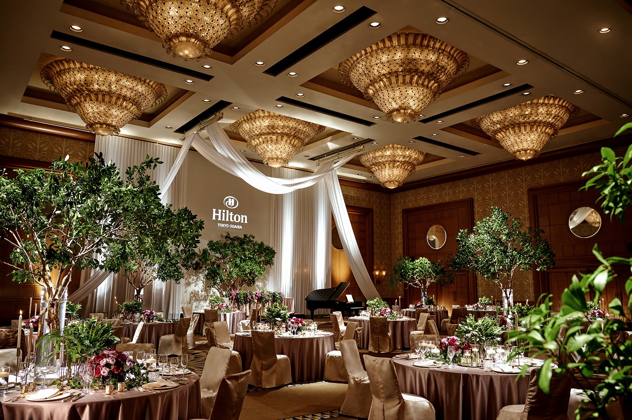 ヒルトン東京お台場のメインバンケット　天井高8Mの開放的な空間