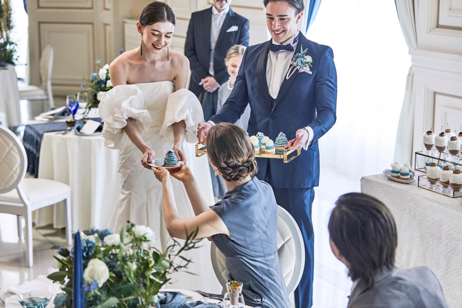 新郎新婦でデザートサーブ。ゲストテーブルで会話を楽しんで。