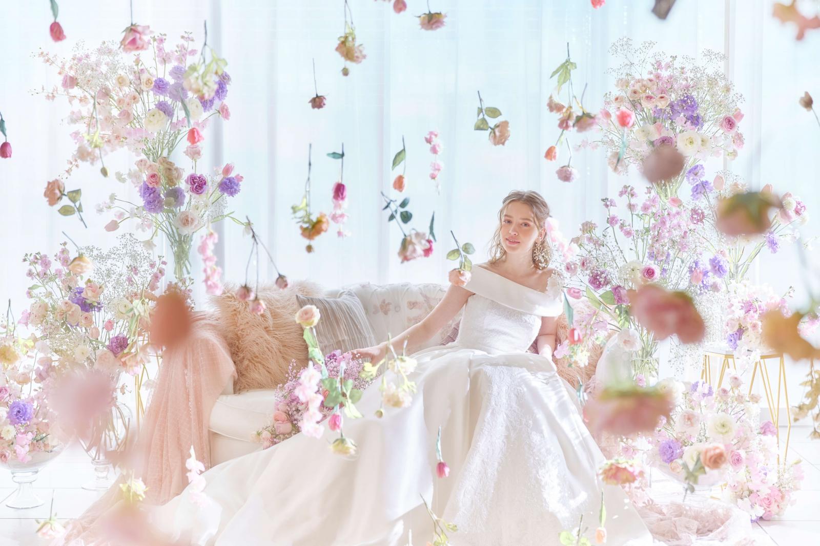 エレガントなものから大人可愛いガーリーなものなど、花嫁の美しさを際立たせるドレスを多数用意