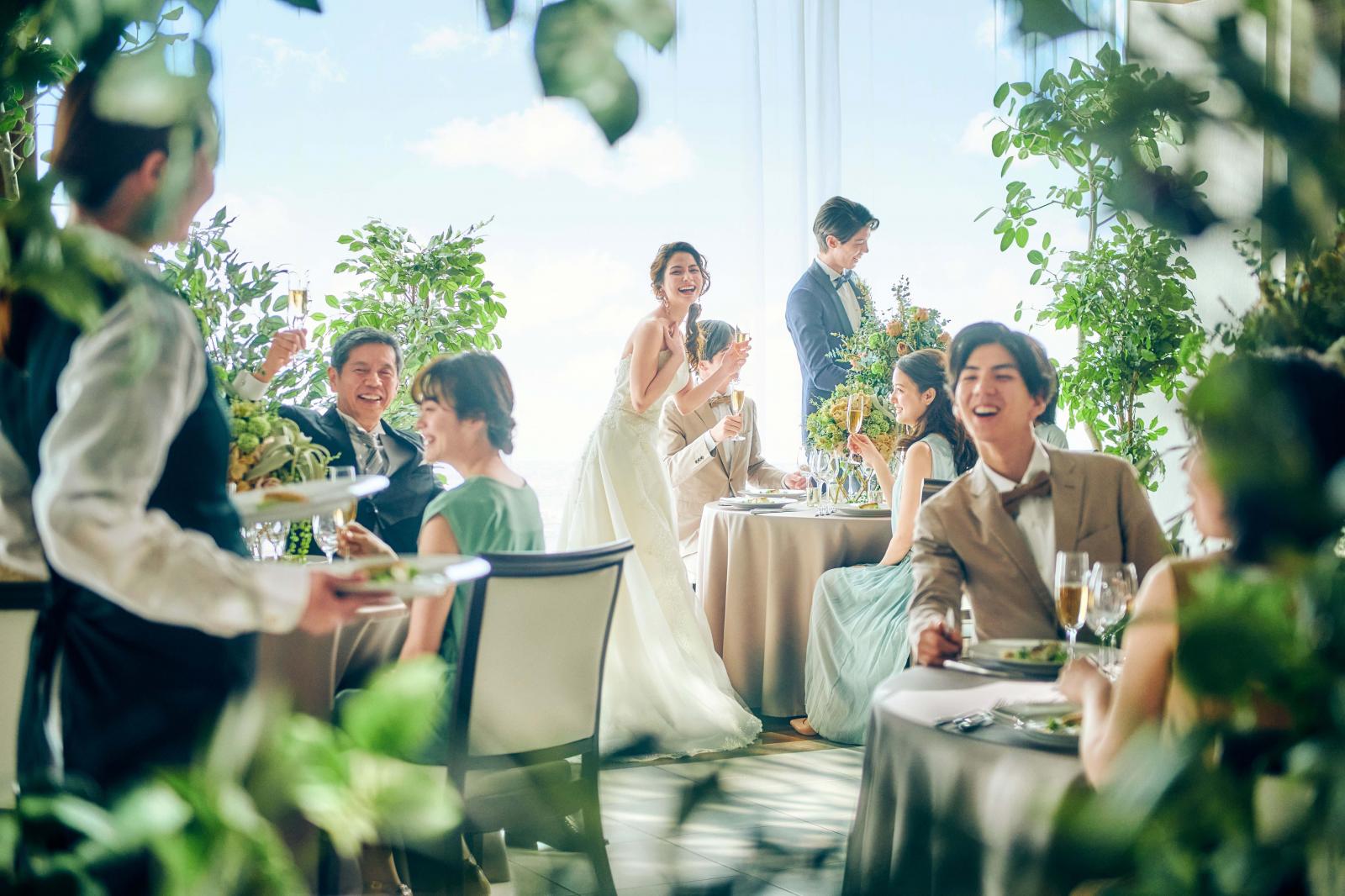 緑に包まれたパーティ会場でゲストとのふれあいのひとときを