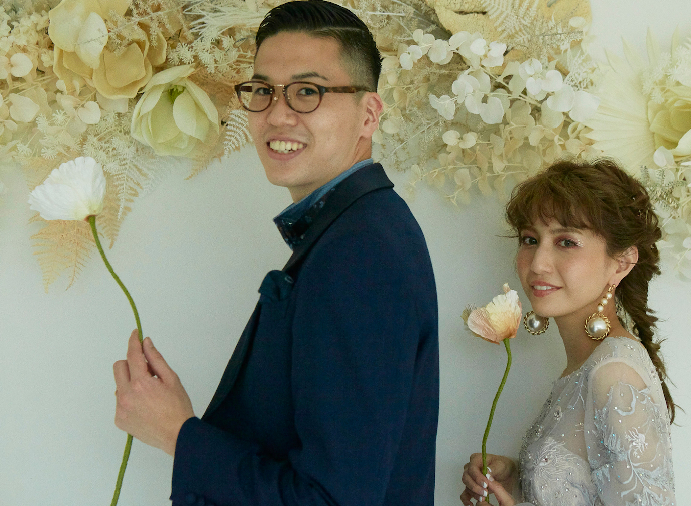 大輪のマグノリアの花をポイントにホワイトとベージュでまとめたウォールデコレーション